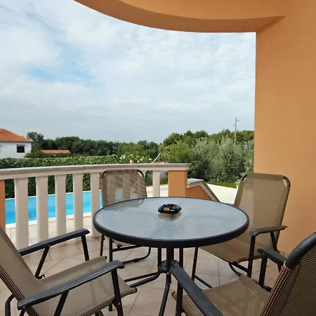 Апартаменти Family-friendly With Swimming Pool - Diklo, - 5774 Задар